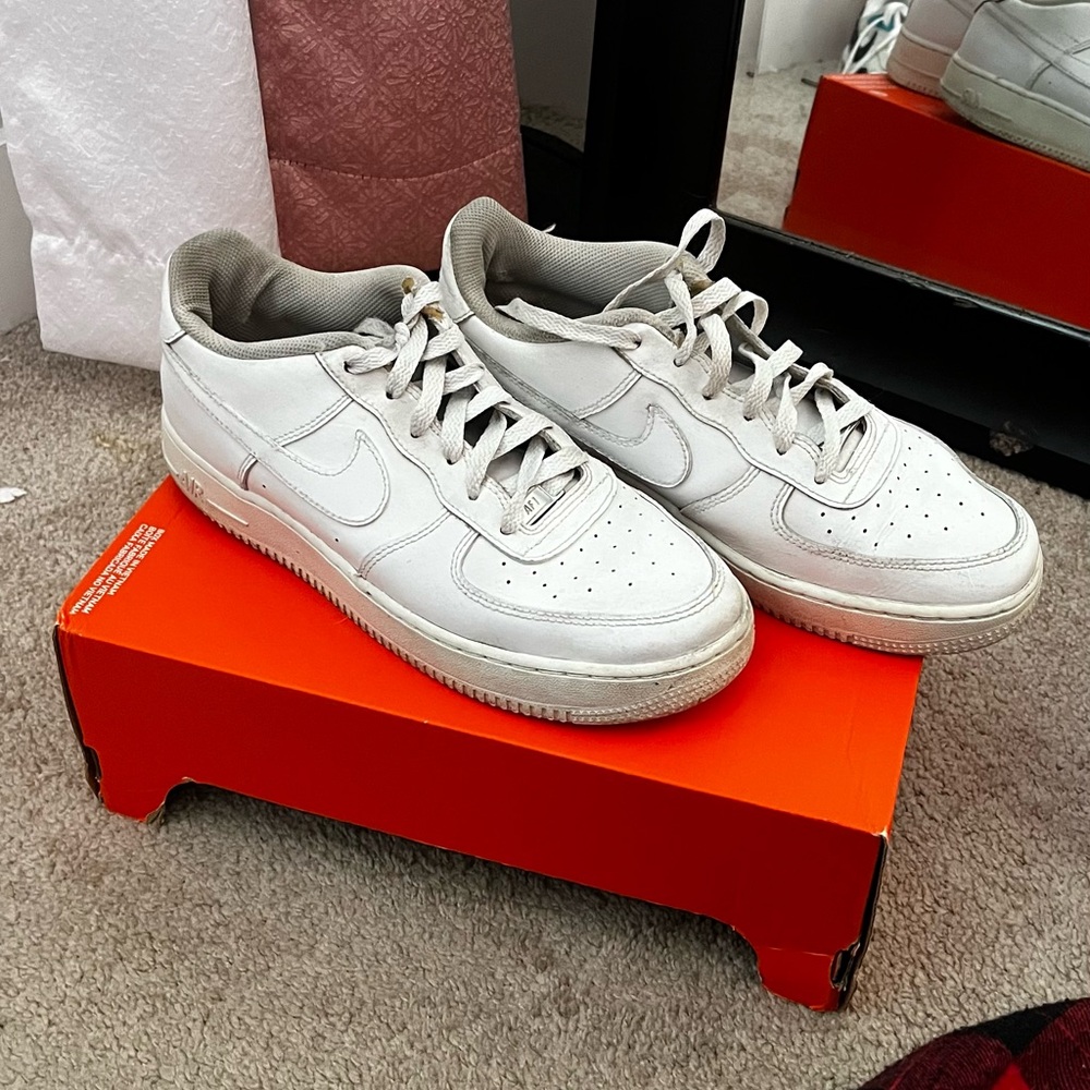 white nike air force ones decent condition and the size is 7 yrs it’s for kids